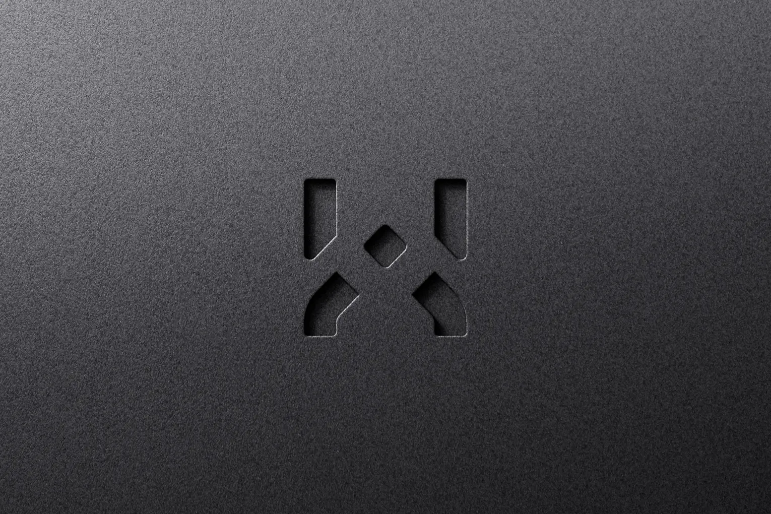 Logo HASHWallet grabado en relieve - Diseño estratégico de producto cripto